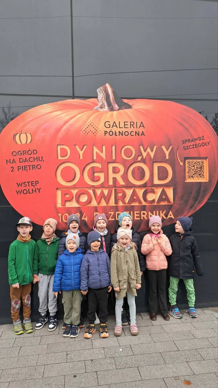 Zajączki przed wejściem do Dyniowego Ogrodu w Galerii Północnej