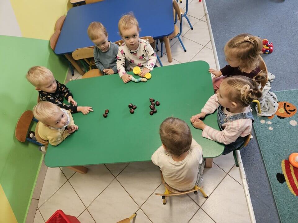 Jesienna przygoda z kasztanami w naszym żłobku