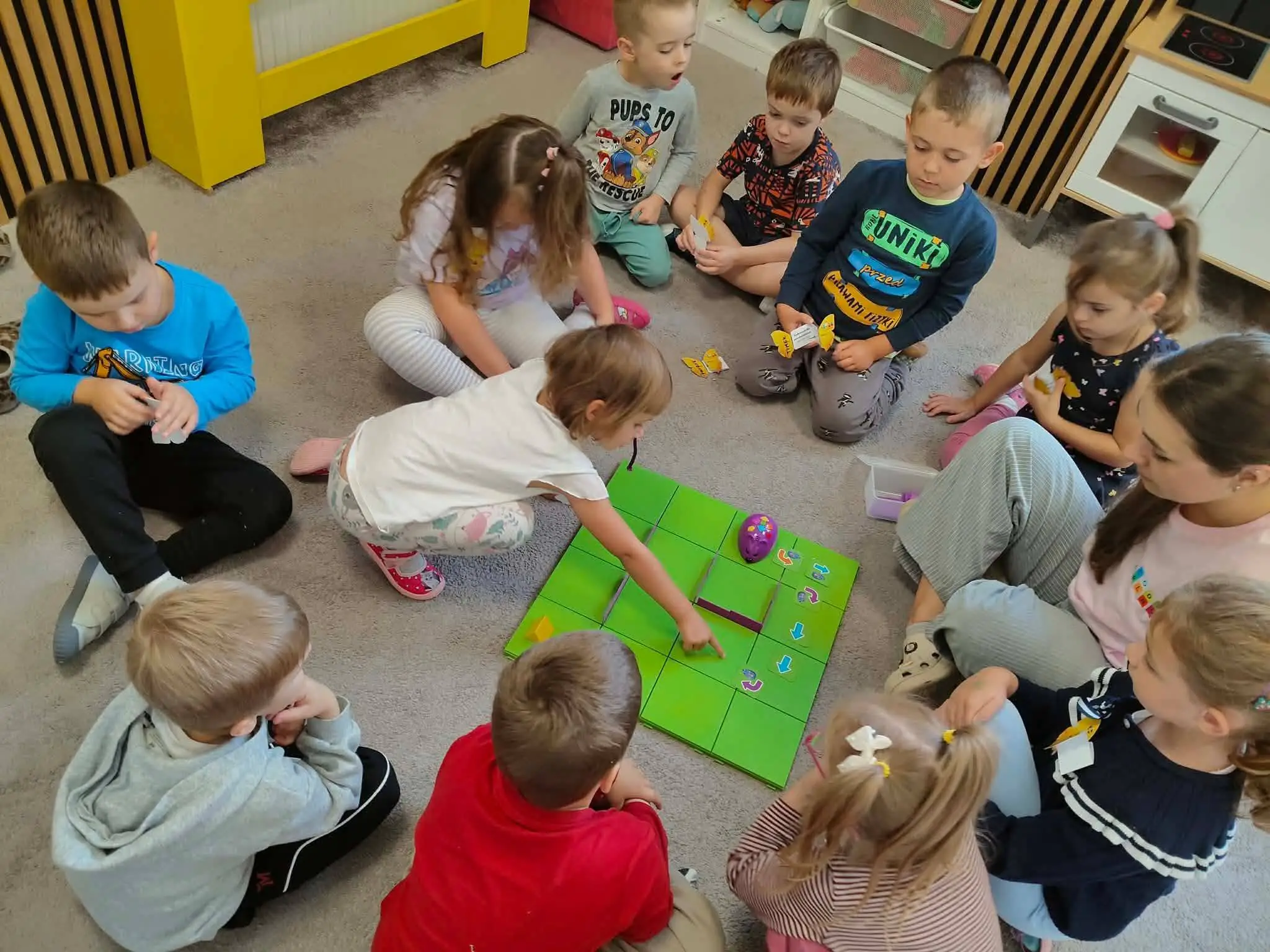 Przedszkolaki uczą się kodowania podczas zajęć Code & Play