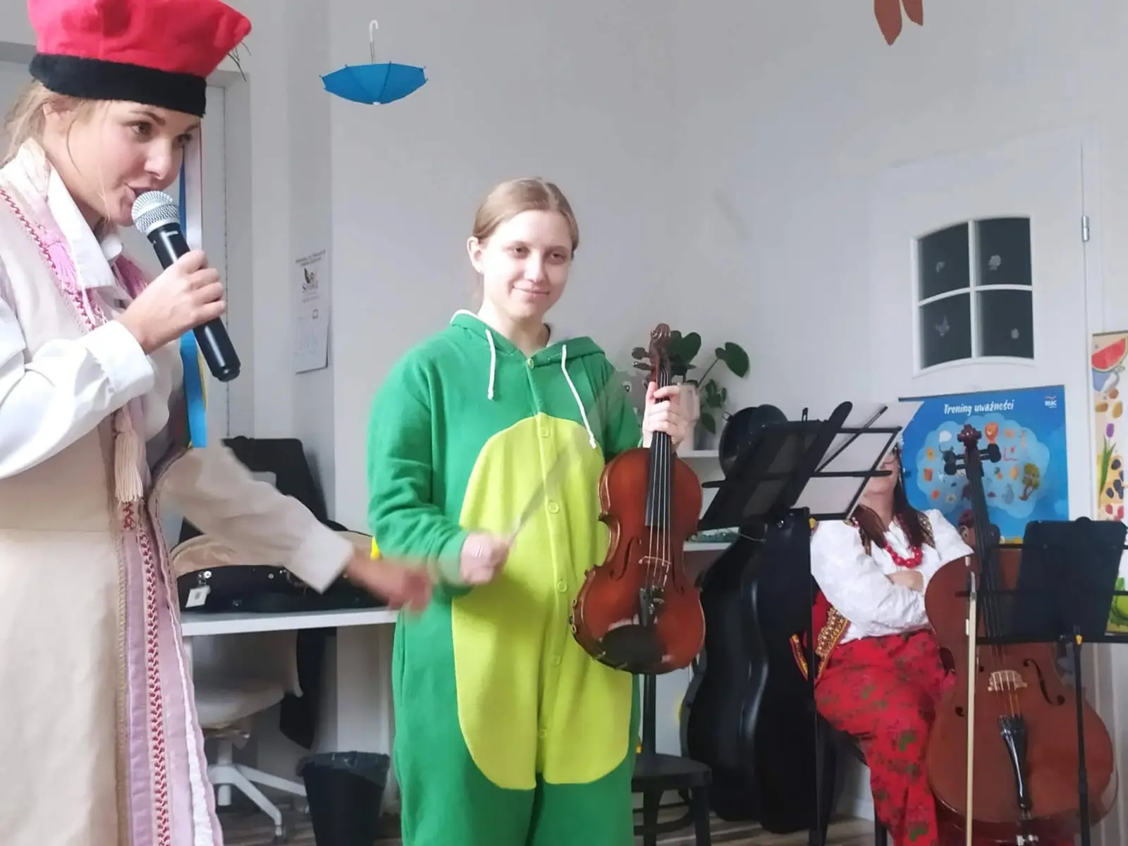 Smok Wawelski grający na skrzypcach