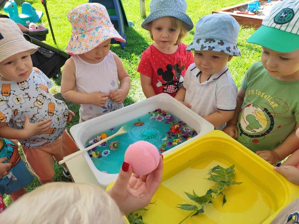 Przedszkolne biedronki na spacerze Przedszkolne biedronki na spacerze