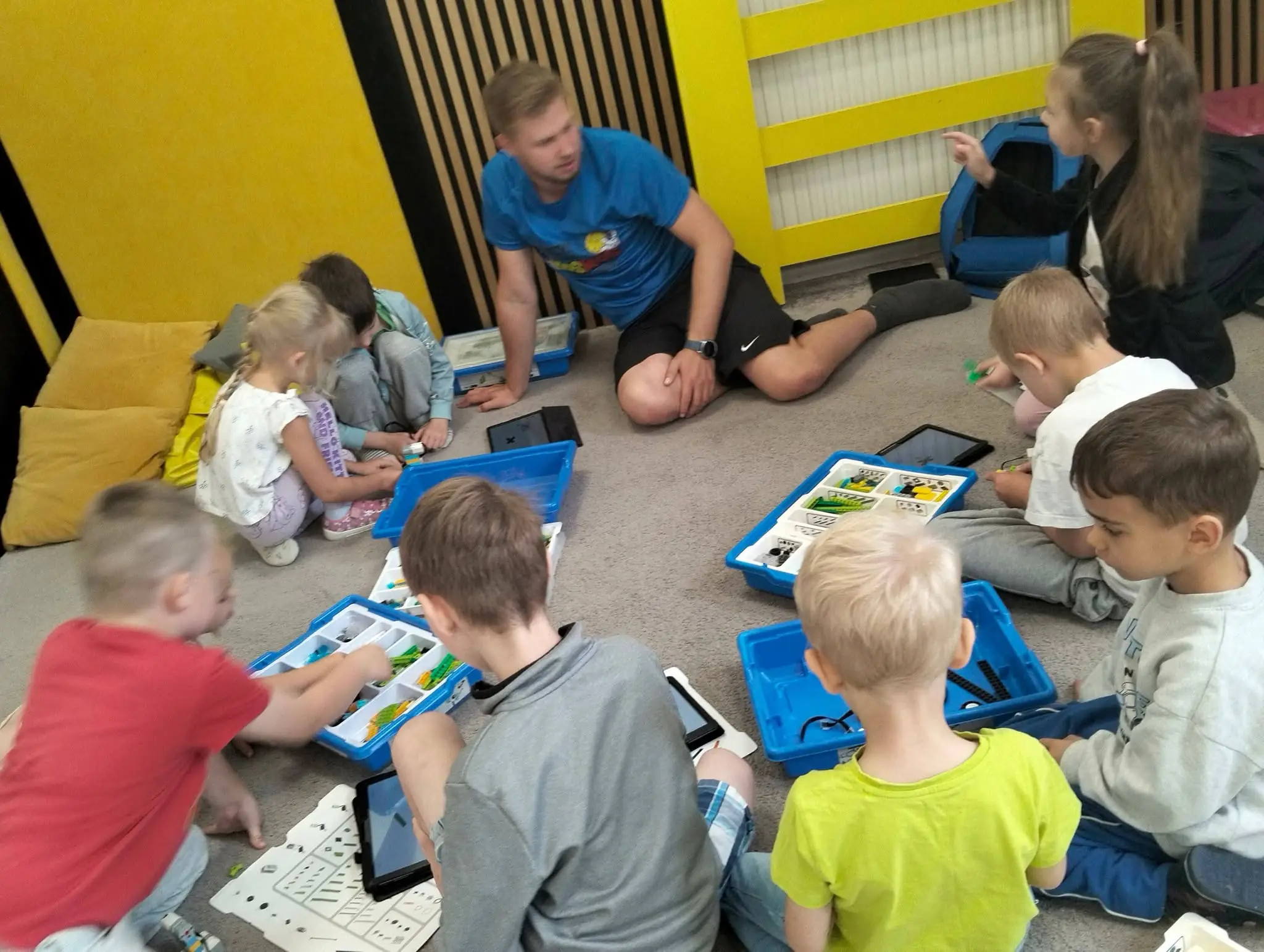 Dzieci budują konstrukcje podczas zajęć z robotyki w przedszkolu