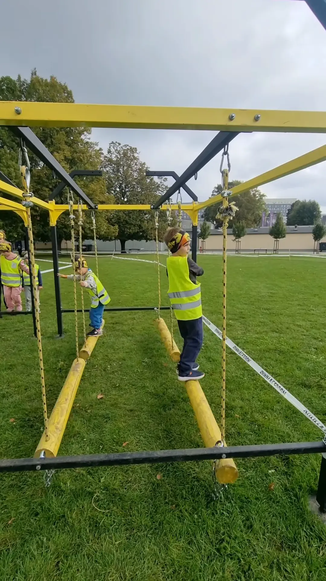 Przedszkolaki pokonują przeszkody na trasie Runmageddon Kids