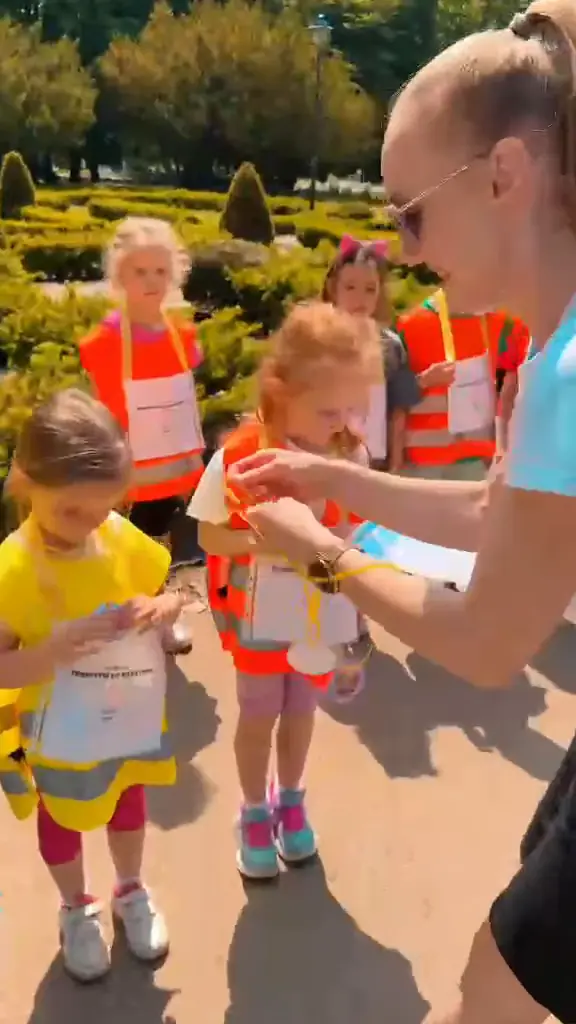 Przedszkolaki odbierają dyplomy po biegu Sprintem do maratonu