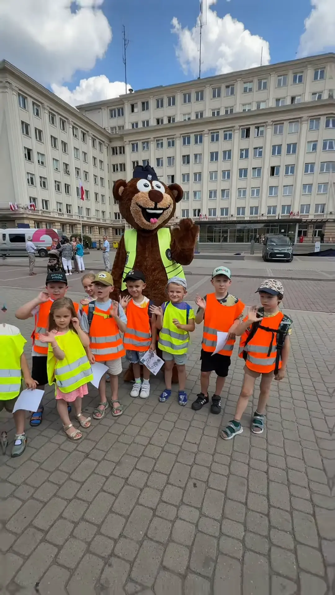 Przedszkolaki z maskotką policji podczas Wojewódzkich Obchodów Święta Policji