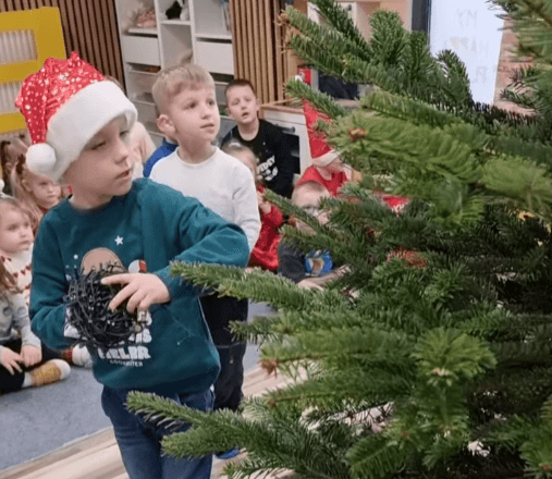 Ubieranie choinki w przedszkolu Ubieranie choinki w przedszkolu