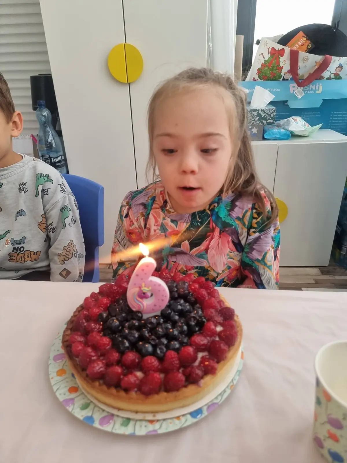 Owocowy tort urodzinowy ze świeczką w kształcie szóstki