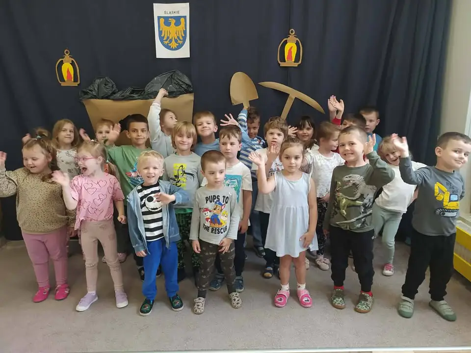 Przedszkolaki na tle dekoracji poświęconej województwu śląskiemu