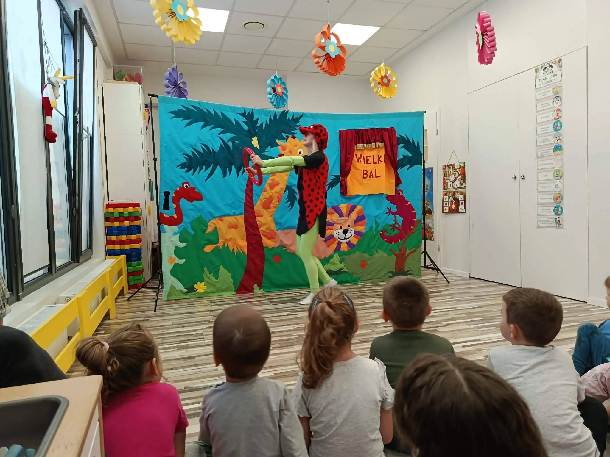 Spektakl „Wielki bal u Królowej Kwiatów” teatru Skrzat w przedszkolu