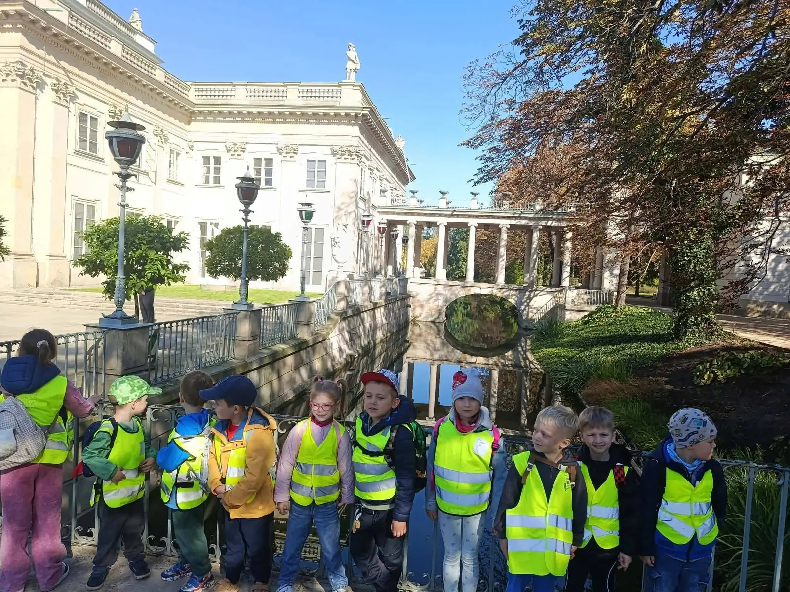 Przedszkolaki przed Pałacem na Wyspie