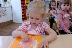Uczczenie pracy strażaków przez przedszkolaków