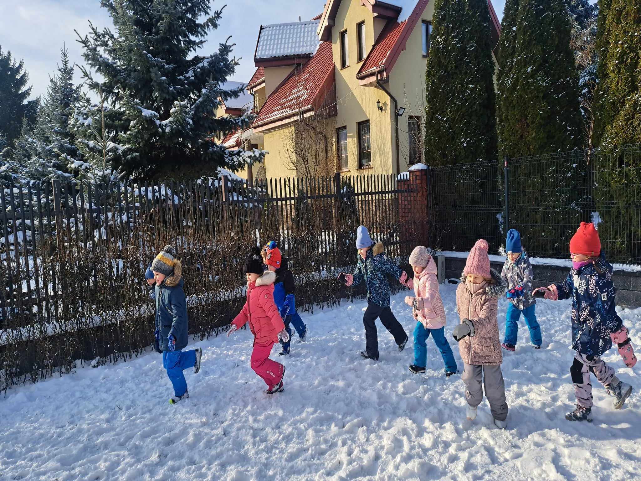 Zimowy spacer przedszkolaków w magicznym Legionowie